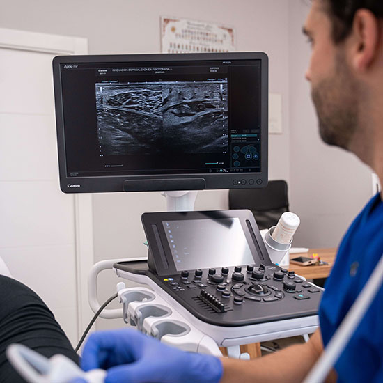Sesión de osteopatía en FisioSinergia, Málaga