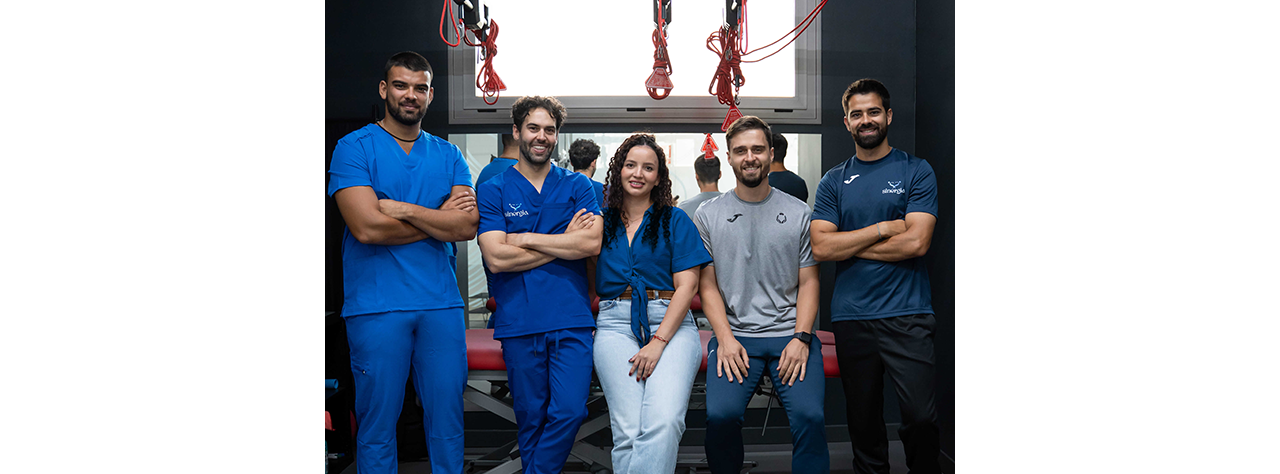Equipo de Sinergia Fisioterapia Especializada acompañando la recuperación de un paciente