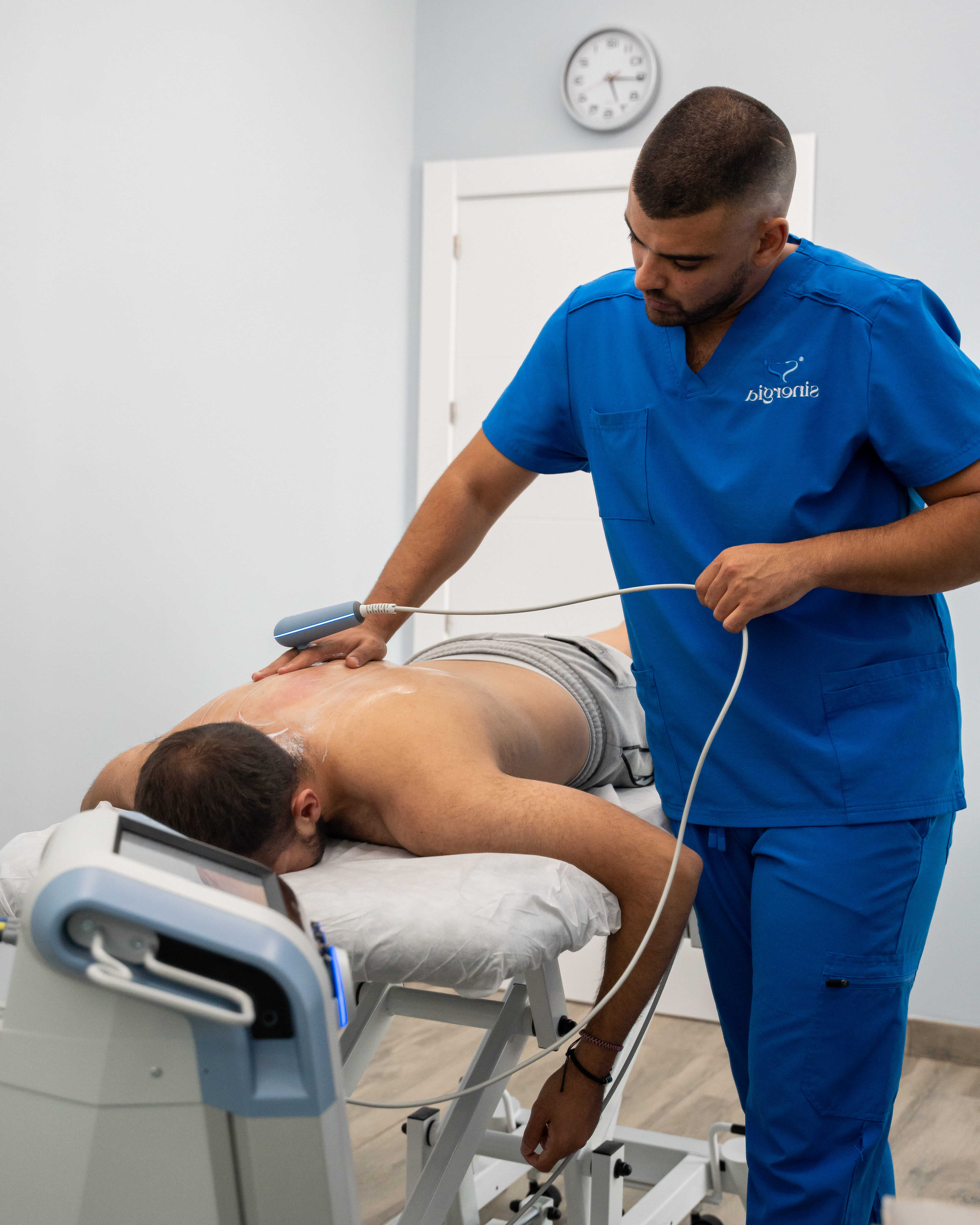 Fisioterapeuta aplicando radiofrecuencia TR en espalda